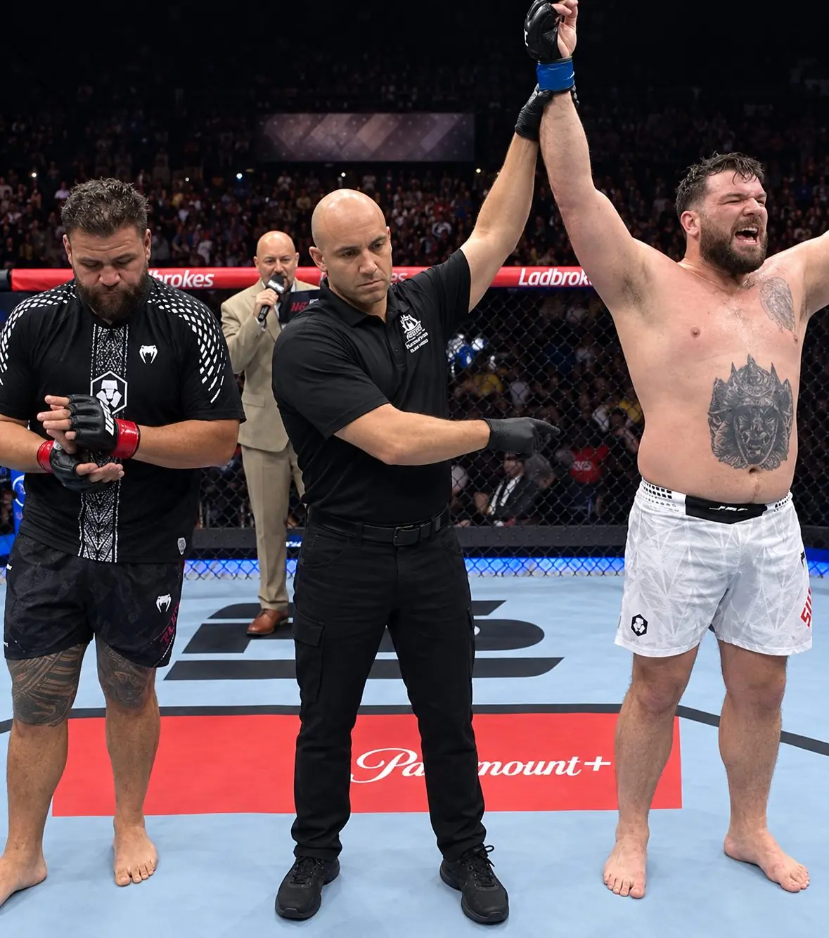 Louie Sutherland con el brazo en alto tras su primera victoria en UFC