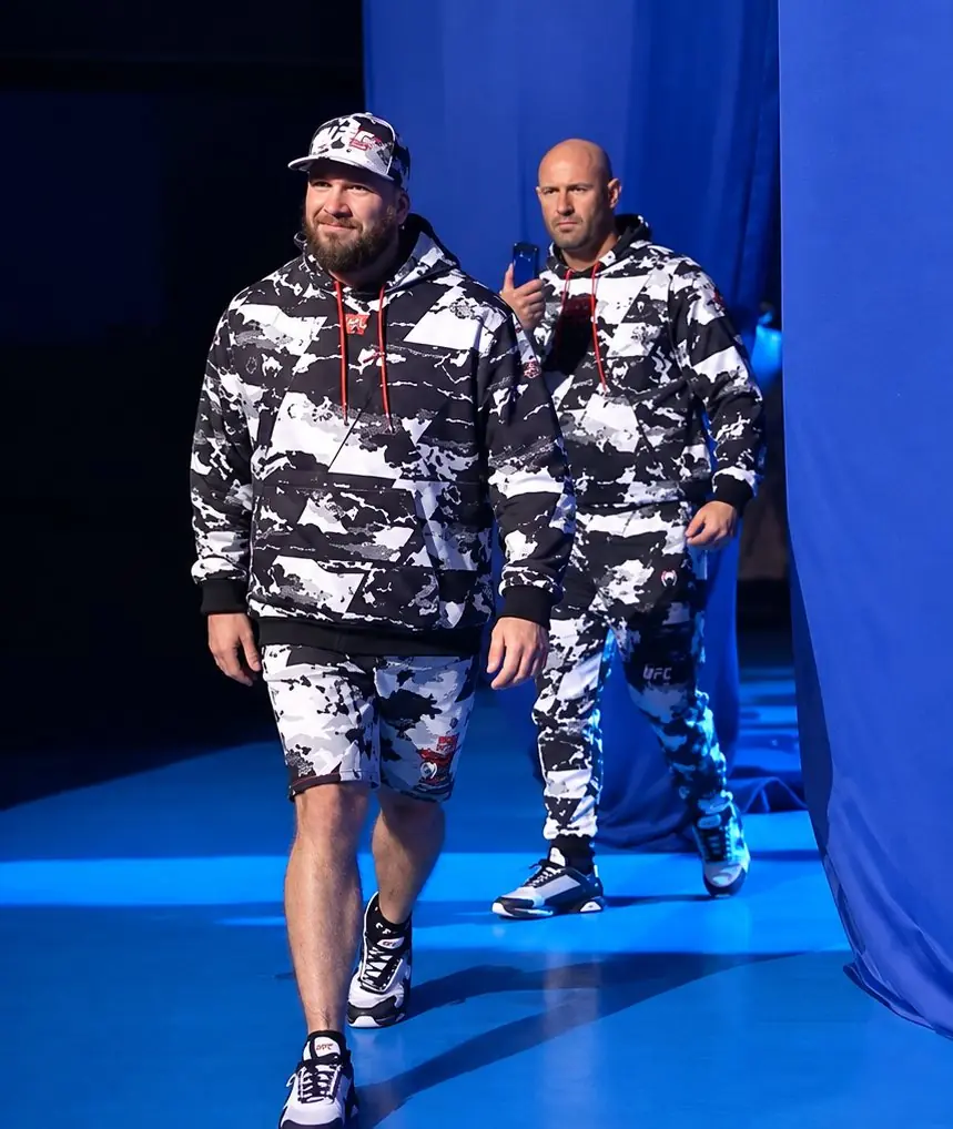 Jon Durrant saliendo con Louie Sutherland en una UFC Fight Night